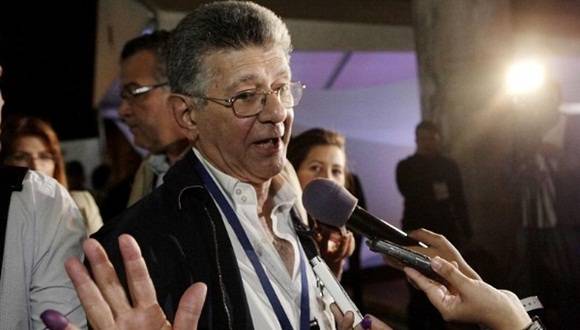 Ramos Allup insiste en arremeter contra figura de Chávez y Bolívar. Foto: AVN.
