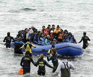 Al menos 33 personas se ahogaron y otras 75 fueron rescatadas después de que una embarcación que transportaba inmigrantes hacia Grecia se hundiera frente a la costa occidental de Turquía. Foto: Reuters