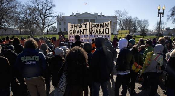 Estadounidenses protestan el lunes 11 de enero de 2016 ante la Casa Blanca y exigen el cierre de la prisión que mantiene ese gobierno en  Guantánamo, Cuba. Foto: Carolyn Kaster/ AP