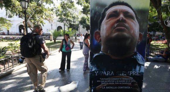Venezolanos rechazan la salida de la Asamblea Nacional de los retratos de Chávez y Bolivar. Foto: AVN.
