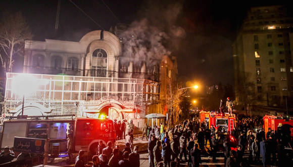 Iraníes indignado han atacado la embajada Saudí en Teherán. (Foto: MOHAMMADREZA NADIMI/AFP/Getty Images)