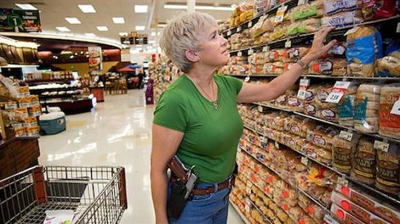  Todos los propietarios de armas con licencia en el estado norteamericano de Texas, pueden comenzar a llevar las armas a la vista por primera vez desde 1871 en virtud de una ley de "carry abierta" aprobada en la Legislatura de Texas dominada por los republicanos. A partir del año nuevo, casi 1 millón de personas en Texas que hayan superado un curso arma necesaria y tienen un permiso para portar armas ocultas se le permitirá llevar pistolas enfundadas, de acuerdo con la nueva ley.