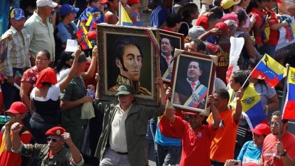 Venezolanos rechazan la salida de la Asamblea Nacional de los retratos de Chávez y Bolivar. Foto: Reuters.