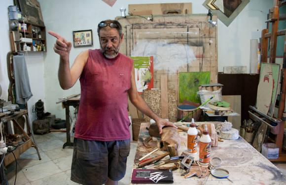 Ángel Ramírez en su estudio-taller La Sexta Puerta. Foto: Ladyrene Pérez/ Cubadebate.