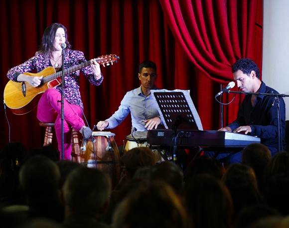 La cantante y compositora uruguaya, Malena Muyala, deleitó a los asistentes con su música. Foto: José Raúl Concepción/Cubadebate.