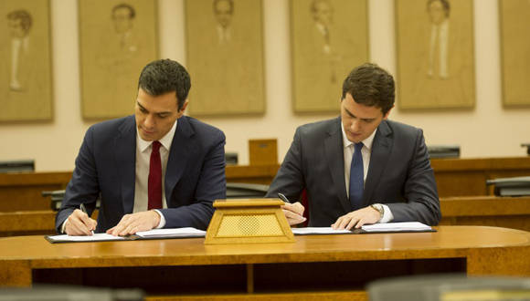 Pedro Sánchez y Albert Rivera firman el acuerdo. Foto tomada de hipertextual.com.
