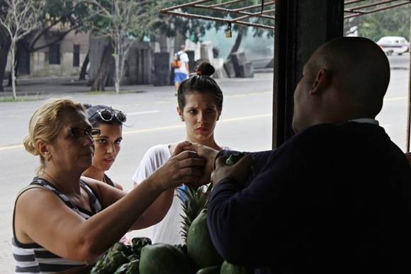 La población está inconforme con los precios de los agromercados. Foto: José Raúl Concepción/Cubadebate.