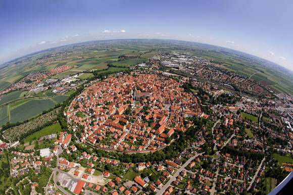 Ciudad de Nördlingen Baviera, que fue construida en el cráter que creó un meteorito que cayó hace unos 14 millones de años. Foto. imgur.