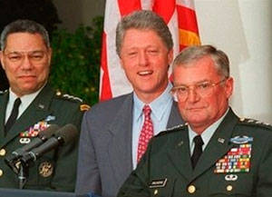 Clinton reunió al general John Shakikashvili para rea-lizar posibles ataques a Cuba con misiles Crucero y bombardeos aéreos. A su derecha, el general Colin Powell.