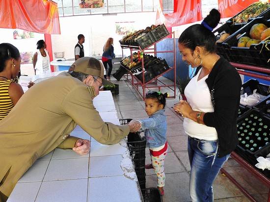 El General de Ejército visitó el mercado de productos agropecuarios El Avileño. Foto: Estudio Revolución