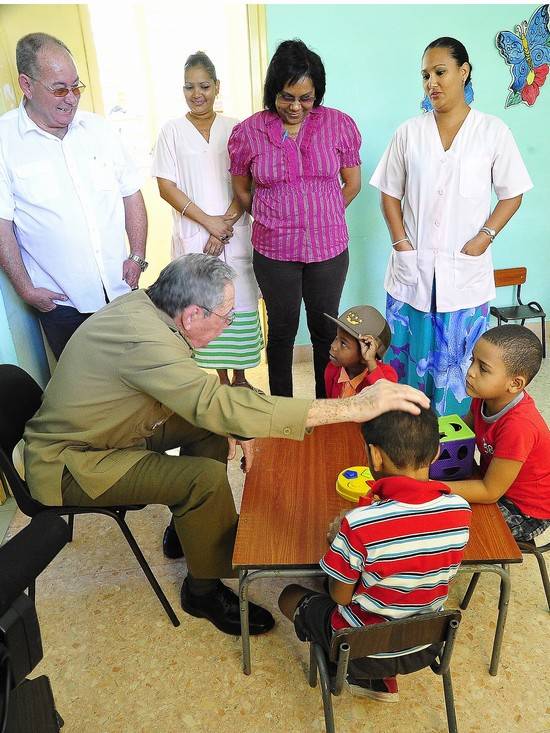 El Presidente cubano compartió con los niños del Círculo Infantil Gloria Cuadras. Foto: Estudio revolución