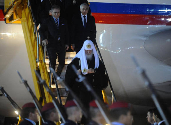 El líder religioso fue recibido en la terminal aérea por autoridades religiosas y del Gobierno paraguayo. Foto: Diego Peralbo/ ABC Color.