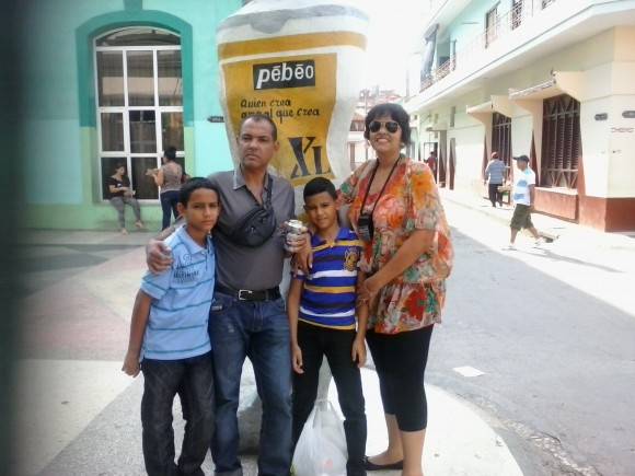 En Familia, en una esquina del paseo bayamés. Foto: Ricardo Saiz Iglesias /  Cubadebate
