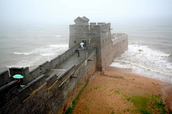 Es aquí, en el condado de Shanhaiguan, en la costa donde comienza la Gran Muralla de China. Este lugar se llama «cabeza del dragón. Foto. imqur.