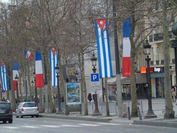  Desde hace algunos días la Avenida de los Campos Elíseos está ataviada a ambos lados con banderas cubanas y francesas. Foto: Cubaminrex 