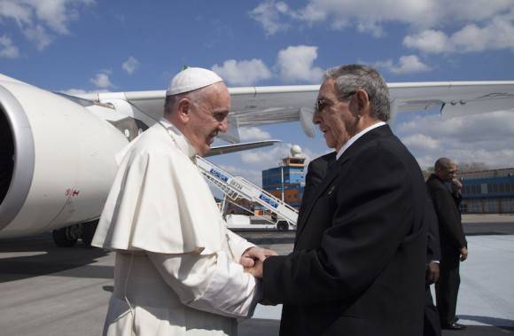 Saludos afectuosos entre Raúl y el Papa Francisco a su llegada a La habana. Foto: Ismael Francisco/Cubadebate.