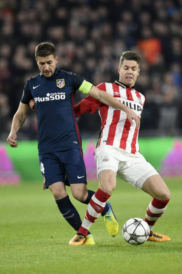 Gabi y Van Ginkel durante una acción del partido en el Atlético-PSV. Foto: AFP.