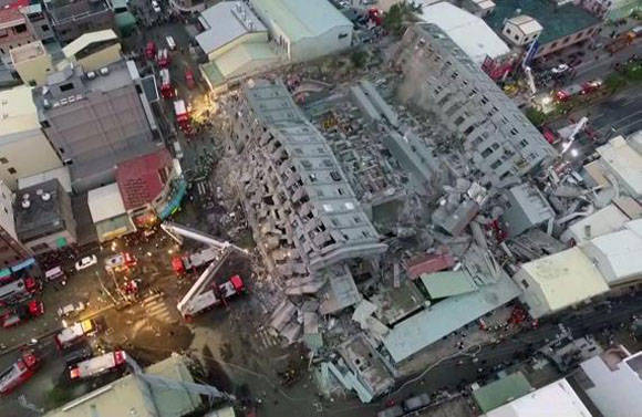 Imagen captada de un vídeo grabado desde un helicóptero del edificio derrumbado. Foto: AFP.
