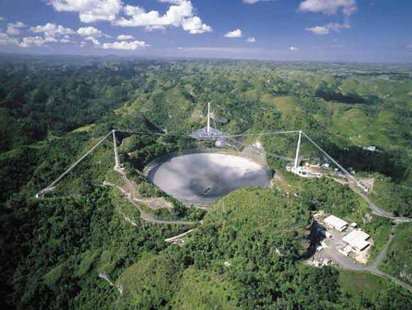 El radiotelescopio más grande era el Observatorio de Arecibo en Puerto Rico, con un diámetro de 300 metros, 200 menos que el chino. 