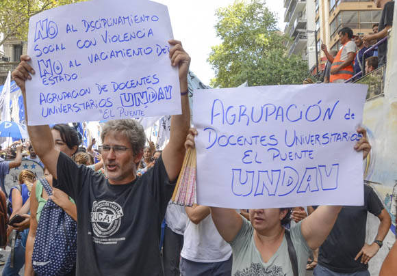 Denuncian en Plaza de Mayo sistema de despidos de Macri. Foto. Kaloian/Cubadebate.