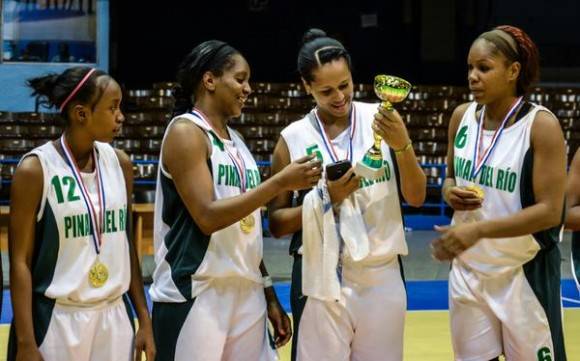 El equipo de baloncesto femenino de Pinar del Rio se proclamó Campeón de la Liga Superior de Baloncesto por cuarto año consecutivo, al ganarle a Guantánamo con marcador de 79-68, en el coliseo de la Ciudad Deportiva, en La Habana, el 31 de enero de 2016. Foto: Marcelino Vázquez Hernández / ACN 