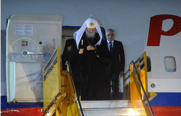 Poco después de las 22 20 de este domingo, el patriarca ortodoxo ruso Kiril arribó a Paraguay tras visitar Cuba y reunirse con el papa Francisco. Foto: Diego Peralbo/ABC Color.