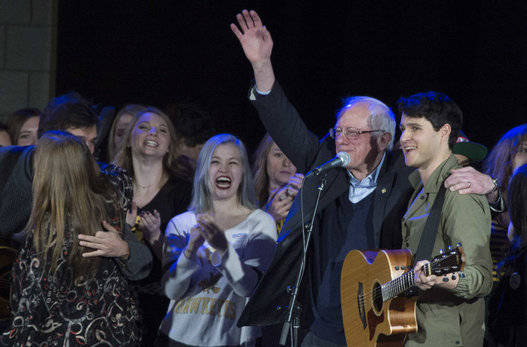 Sanders es un enamorado de la música. En la imagen, con Ezra Koenig, cantante de Vampire Weekend. Foto: AFP. 