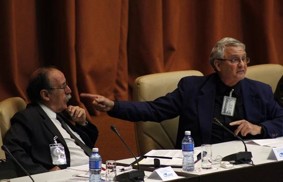 Los investigadores Agustín Lage y Carlos Cabal. Foto: José Raúl Concepción/Cubadebate. 
