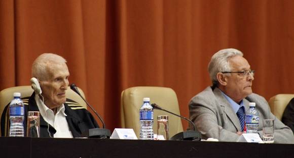 El asesor del presidente, José Ramón Fernández (izq.) y el ministro de Educación Superiror, Rodolfo Alarcón. Foto: José Raúl Concepción/Cubadebate.