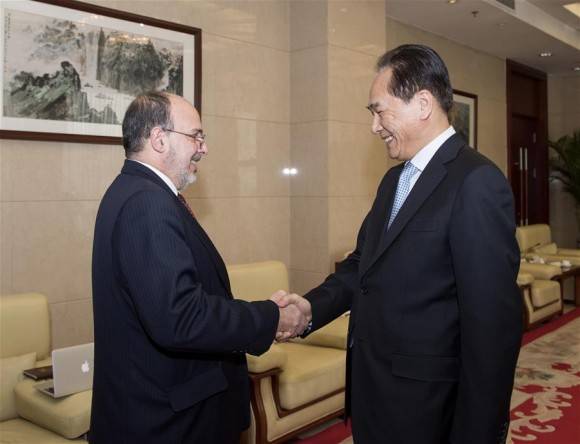 Presidente de la Agencia de Noticias Xinhua, Cai Mingzhao, se reúne con el embajador cubano en China, Alberto Blanco Silva en Beijing, capital de China, el 2 de febrero de 2016. Foto: Li Xueren / Xinhua.