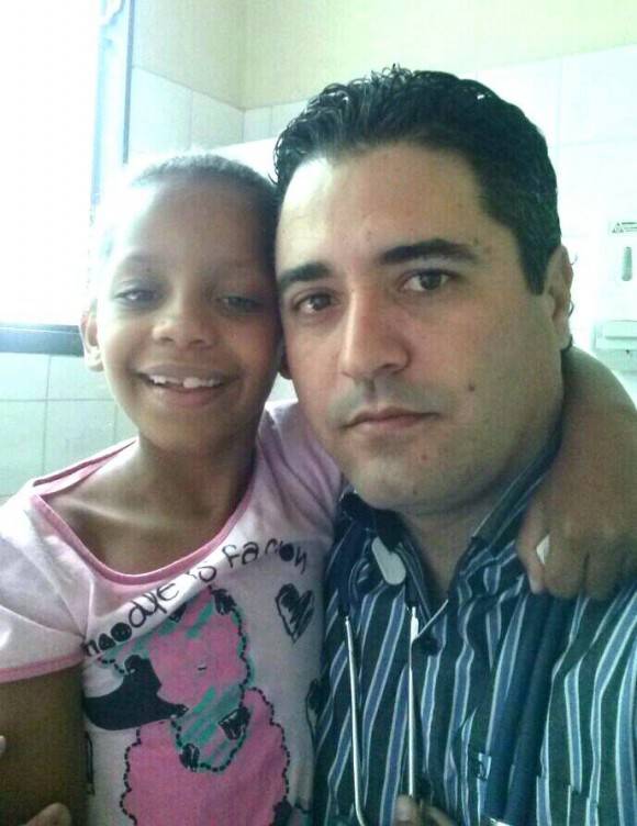 Yohan y Nina. Médico cubano y niña brasileña
