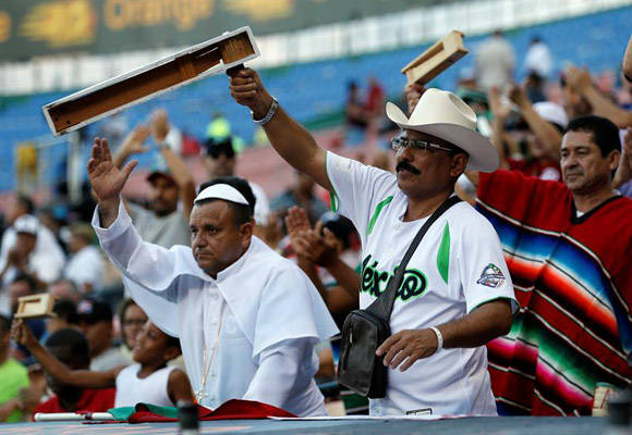 Los aficionados mexicanos disfrutaron la merecida victoria de su equipo. Foto: EFE.