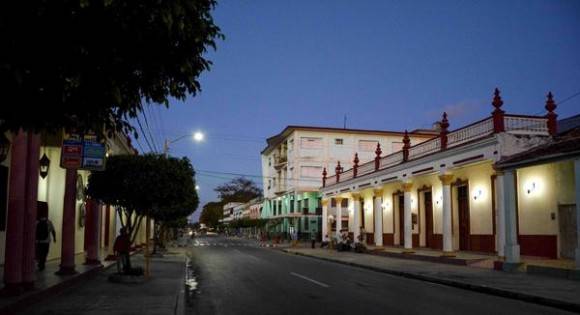 Amanecer en la calle Vicente García del centro de la ciudad capital, en Las Tunas, Cuba, febrero de 2016. Foto: Yaciel Peña de la Peña / ACN