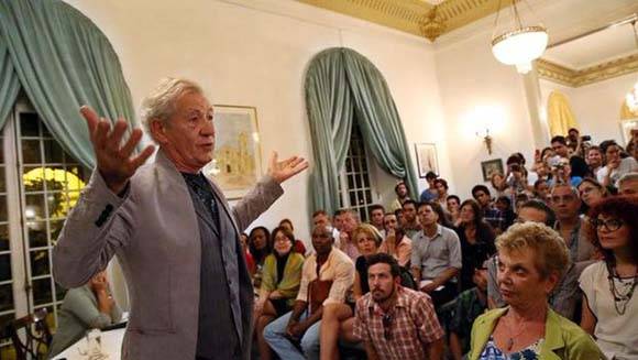 Ian McKellen en la embajada británica en Cuba. Foto: Prensa Latina