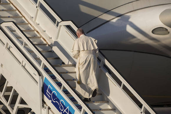 Raúl despide al Papa Francisco en el Aeropuerto Internacional José Martí. Foto: Desmond Boyland/ AP