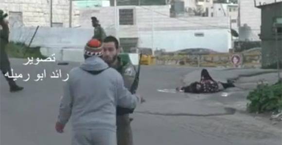 Un vídeo muestra cómo los soldados israelíes impiden la atención médica a una palestina a la que han tiroteado.