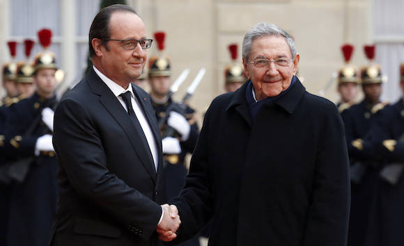 El Presidente Francés Francois Hollande recibe al mandatario cubano Raúl Castro en el Palacio de los Eliseos, en París. Foto: Francois Mori/AP