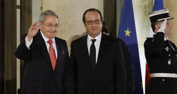 El Presidente francés Francois Hollande recibe al Presidente cubano Raúl Castro en el Palacio del Elíseo. Foto: AP