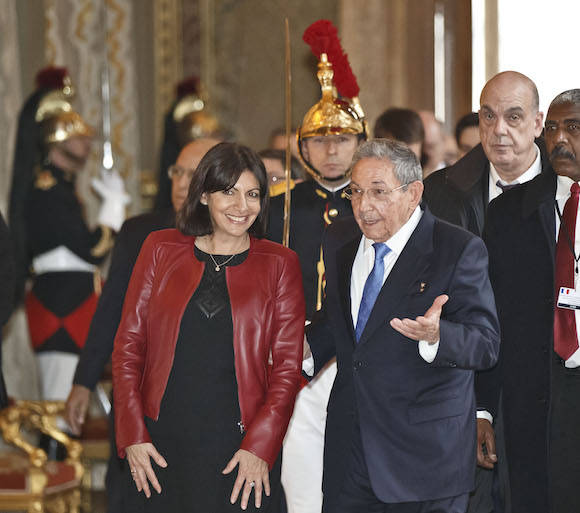 Con la alcaldesa de París, Anne Hidalgo. Foto: Michel Euler/ AP/ Pool