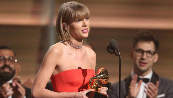 Taylor Swift recibió el premio por mejor album en los Grammy 2016. Foto: AFP.