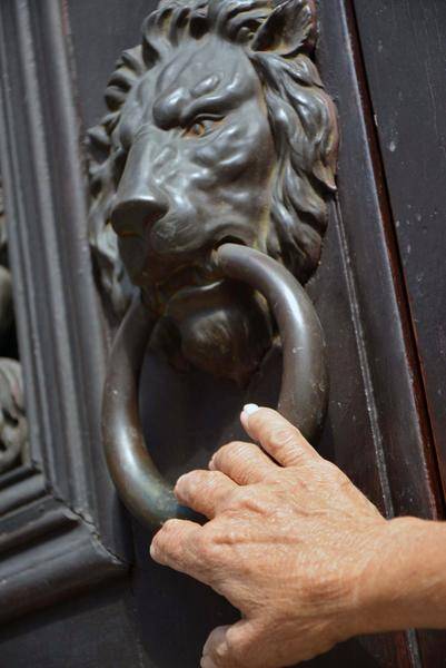 El león, recordatorio del poder colonial español, un motivo común en la forma de varias aldabas en la ciudad de Matanzas, Cuba. Foto: Roberto Jesús Hernández / ACN   