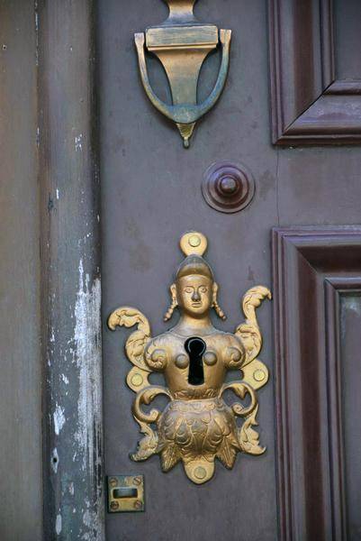 Elementos que aluden a la milenaria cultura asiática, resultan una rareza como adornos de las puertas en la urbe de Matanzas, Cuba. Foto: Roberto Jesús Hernández / ACN   