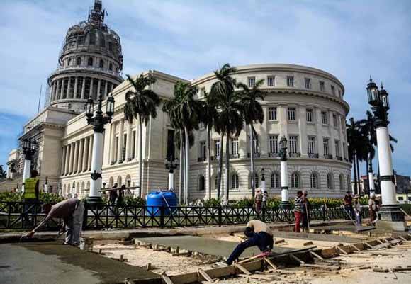 Trabajadores laboran en la reconstrucción de las aceras del Capitolio Nacional, uno de los iconos arquitectónicos de La Habana, Cuba, 17 de marzo de 2016. Foto: ACN/ Abel Padrón Padilla.