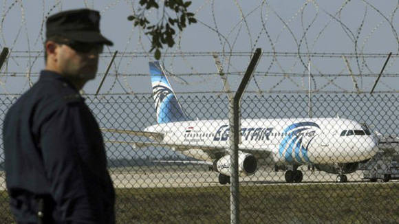 El avión de EgyptAir obtuvo permiso de aterrizar en Lárnaca a las 8:50 de la mañana. Foto: Reuters.