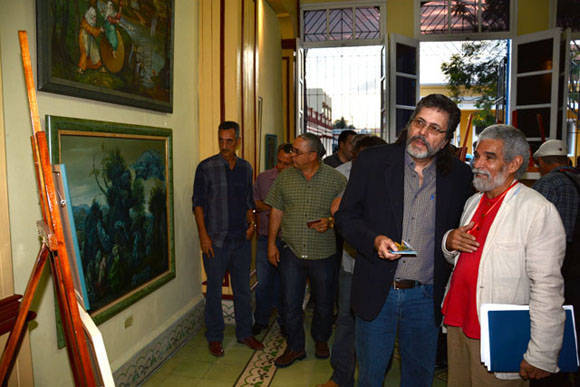 Abel Prieto Jímenez (segundo de der a izq), Asesor del Presidente de los Consejos de Estado y de Ministros,  recorre la exposición Re-Producciones, de Cosme Proeza, abierta al público en la Casa Marco, de la ciudad de Holguín, Cuba, el 7 de febrero de 2016. ACN FOTO/Juan Pablo CARRERAS