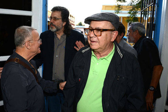 Cosme Proenza (I) junto a Abel Prieto Jímenez (C), Asesor del Presidente de los Consejos de Estado y de Ministros, junto a Miguel Barnet (D), presidente de la Unión de Escritores y Artistas de Cuba (UNEAC), durante la apertura de la exposición Re-Producciones, abierta al público en la Casa Marco, de la ciudad de Holguín, Cuba, el 7 de febrero de 2016. ACN FOTO/Juan Pablo CARRERAS