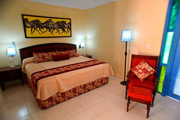 Habitación matrimonial del Hotel Caballeriza, inmueble de nueva creación puesto en marcha recientemente, evidencia de un programa que se ejecuta para hacer del turismo una importante actividad económica en la ciudad de Holguín, Cuba, el 11 de marzo de 2016. ACN FOTO/Juan Pablo CARRERAS