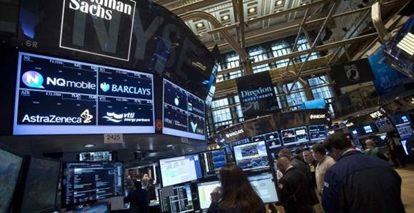 Un panel del banco Goldman Sachs en la bolsa de Wall Street. REUTERS