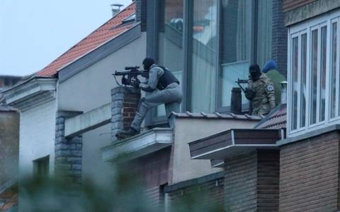 Las fuerzas de seguridad una nueva operación antiterrorista en el distrito bruselense de Molenbeek. Foto:  EFE.