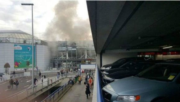 Las primeras imágenes mostraron una columna de humo sobre una de las terminales. Foto: Tomada de bbc.com
